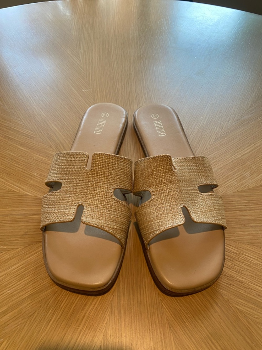 Rihero light beige flat slides
